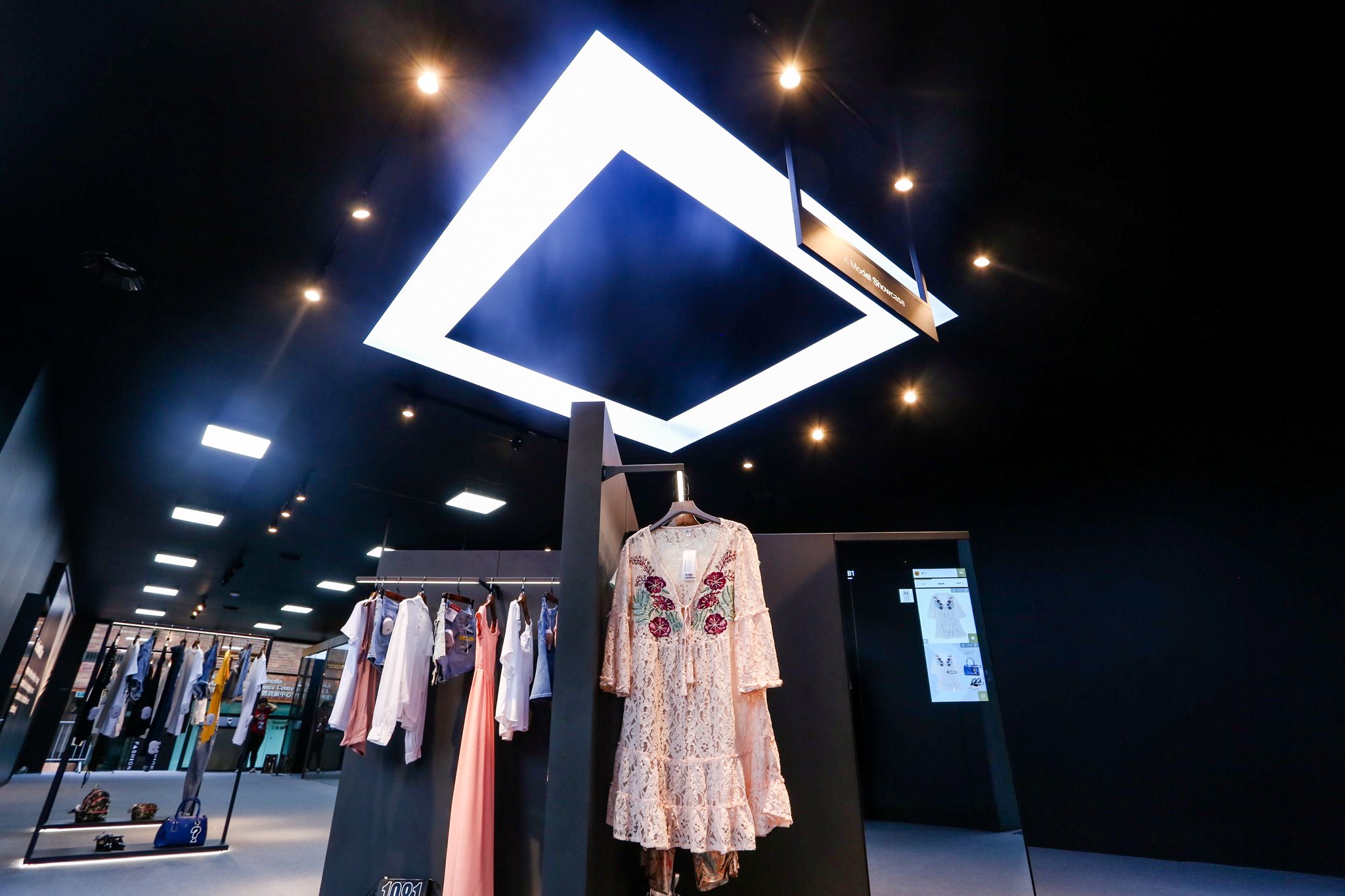 零售业的未来 最潮服装店用AI给你穿搭建议