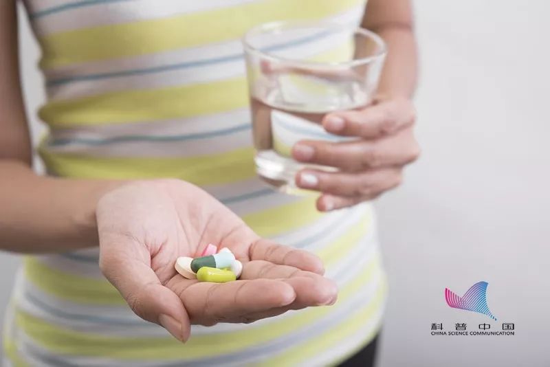 吃药时,怎么喝水才是正确的?