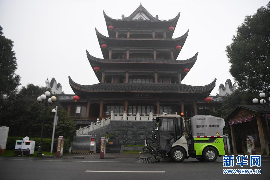湖南长沙:无人清扫车“开上”橘子洲