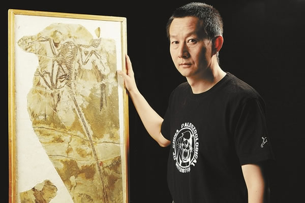 来了来了!现在前方通过的是“中国恐龙方阵”!