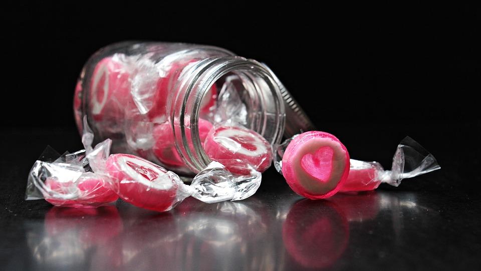 商家为何“浪费”临期食品?过了保质期的食品到底还能不能吃?