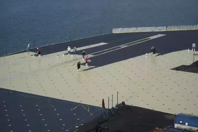 航母的甲板、燃油库、武器库和舰体钢板,哪里最厚?