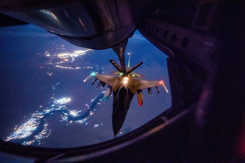 战斗机在夜间空中加油难吗?为什么?