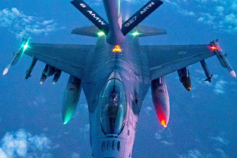 战斗机在夜间空中加油难吗?为什么?