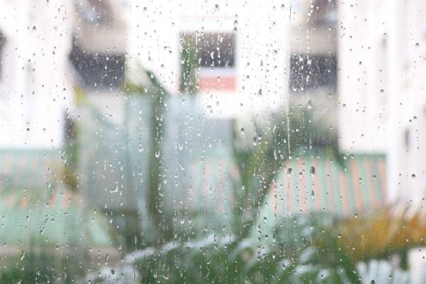大雨点落地快还是小雨点落地快?