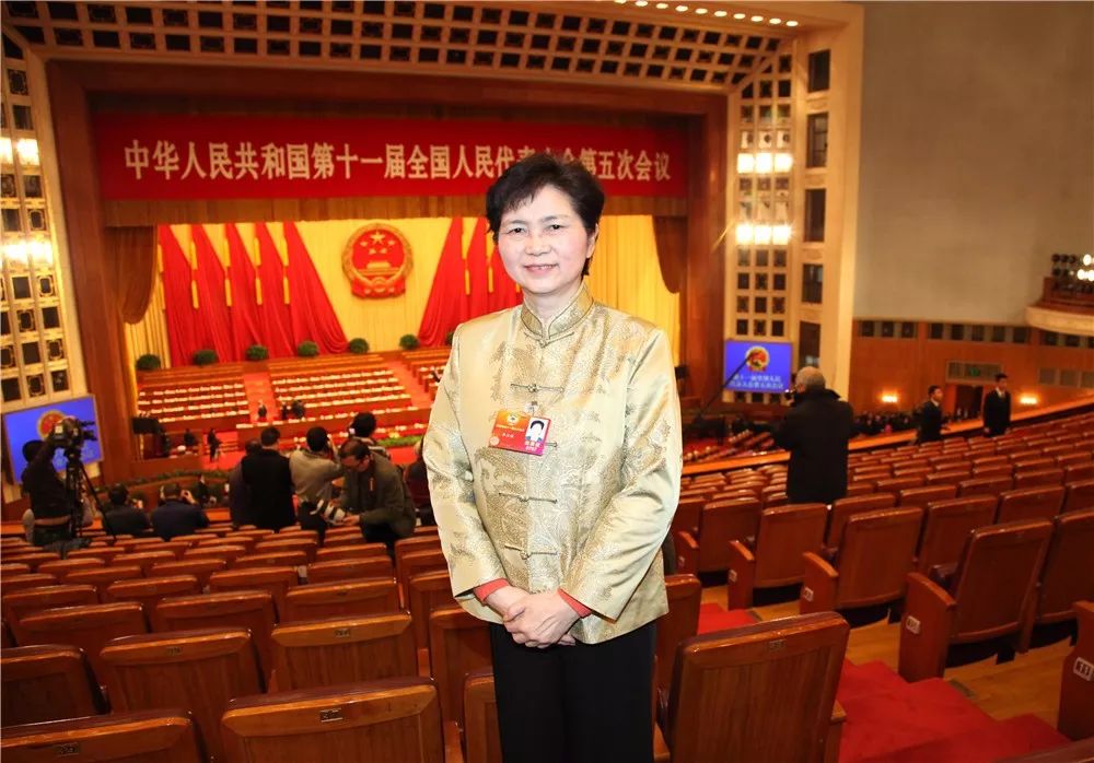 李兰娟院士:从“赤脚医生”到中国工程院院士