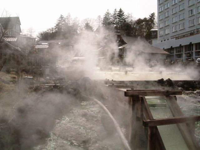 泡温泉护肤?效果和洗热水澡差不多吧