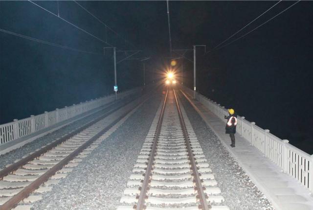 春运压力这么大,为什么不加开夜间高铁?