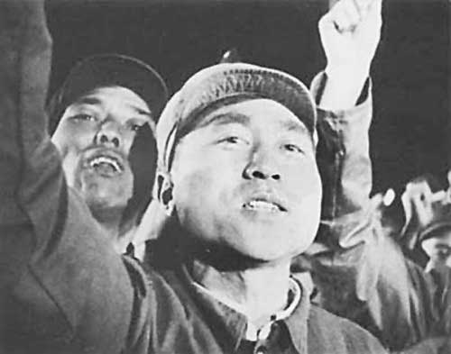 “东方红一号”卫星发射成功后,戚发轫和同事们一起欢呼(来源:励志网) 戚发轫:新中国航天史的谱写者与见证者(上)
