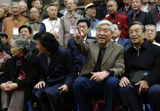 2007年,北京航空航天大学55周年华诞,戚发轫回到母校。(来源:励志网) 戚发轫:新中国航天史的谱写者与见证者(上)